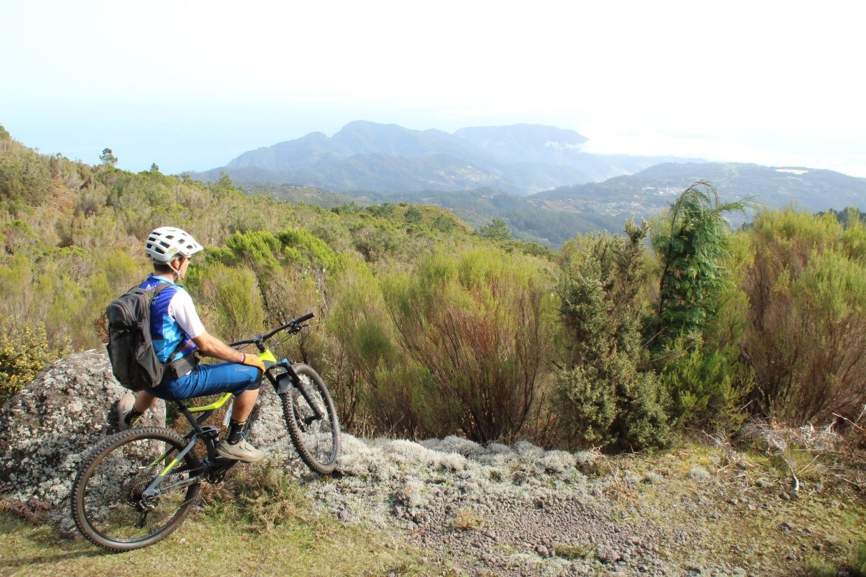 Biker genießt die Landschaft