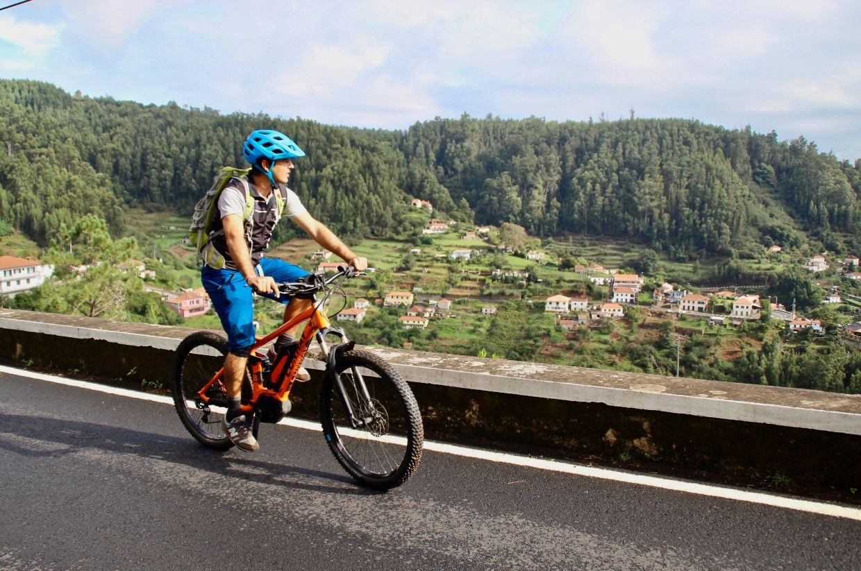 E-Biker auf einer Bergstraße