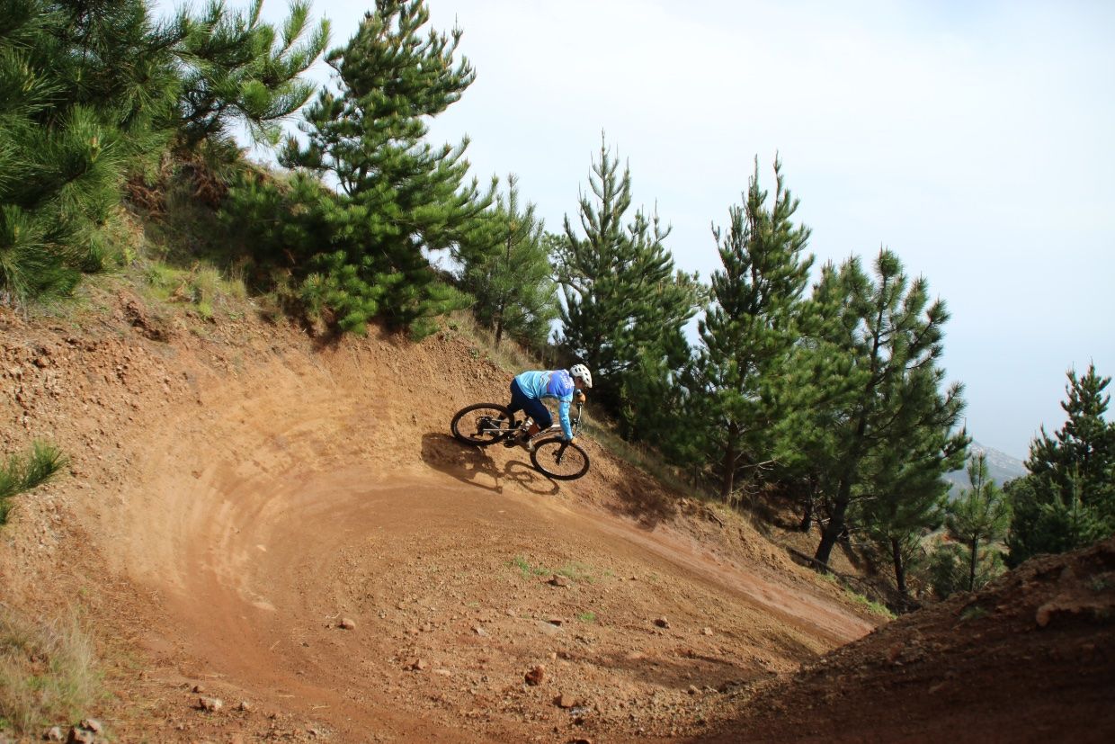 Biker fährt Downhill durch eine Kurve