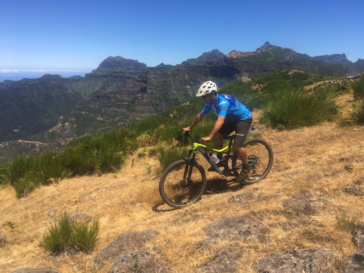 Biker vor den Bergen