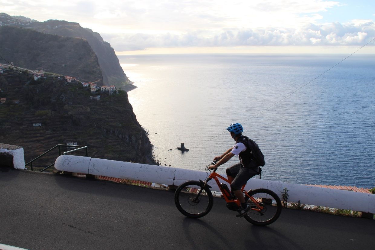 E-Biker mit Meer im Hintergrund