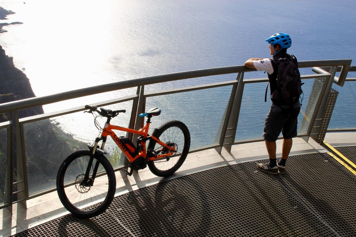 E-Biker blickt auf das Meer