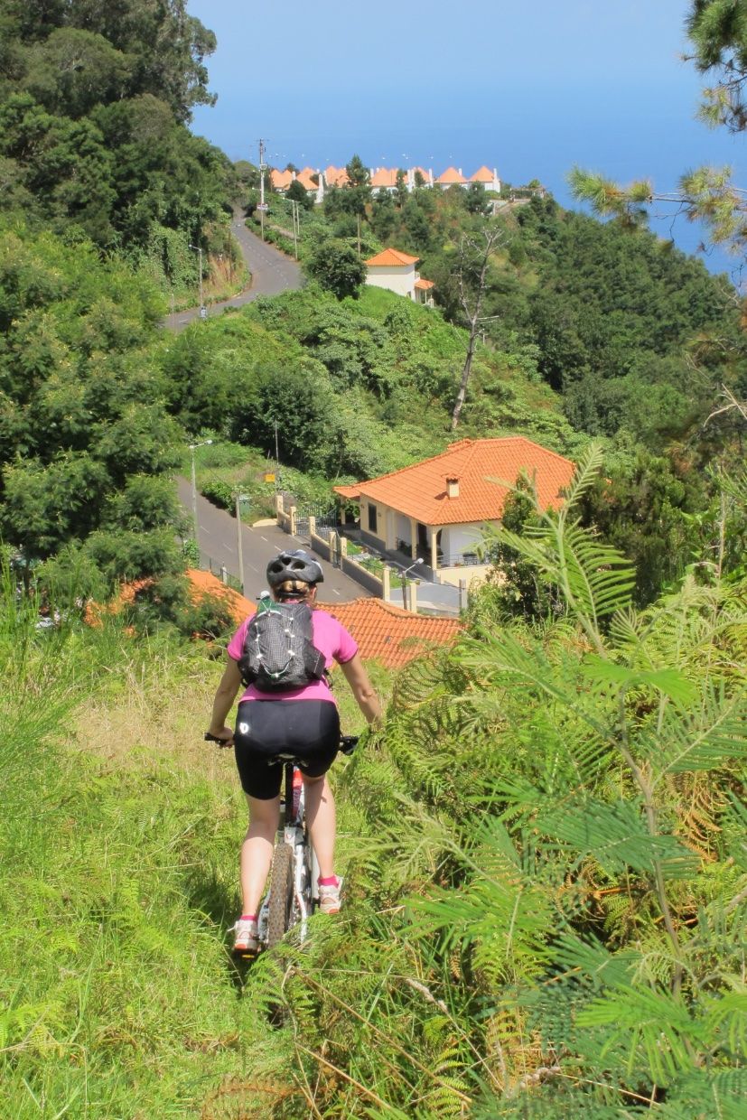 Bikerin fährt auf ein Dorf zu