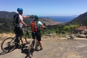 Zwei Biker genießen den Ausblick