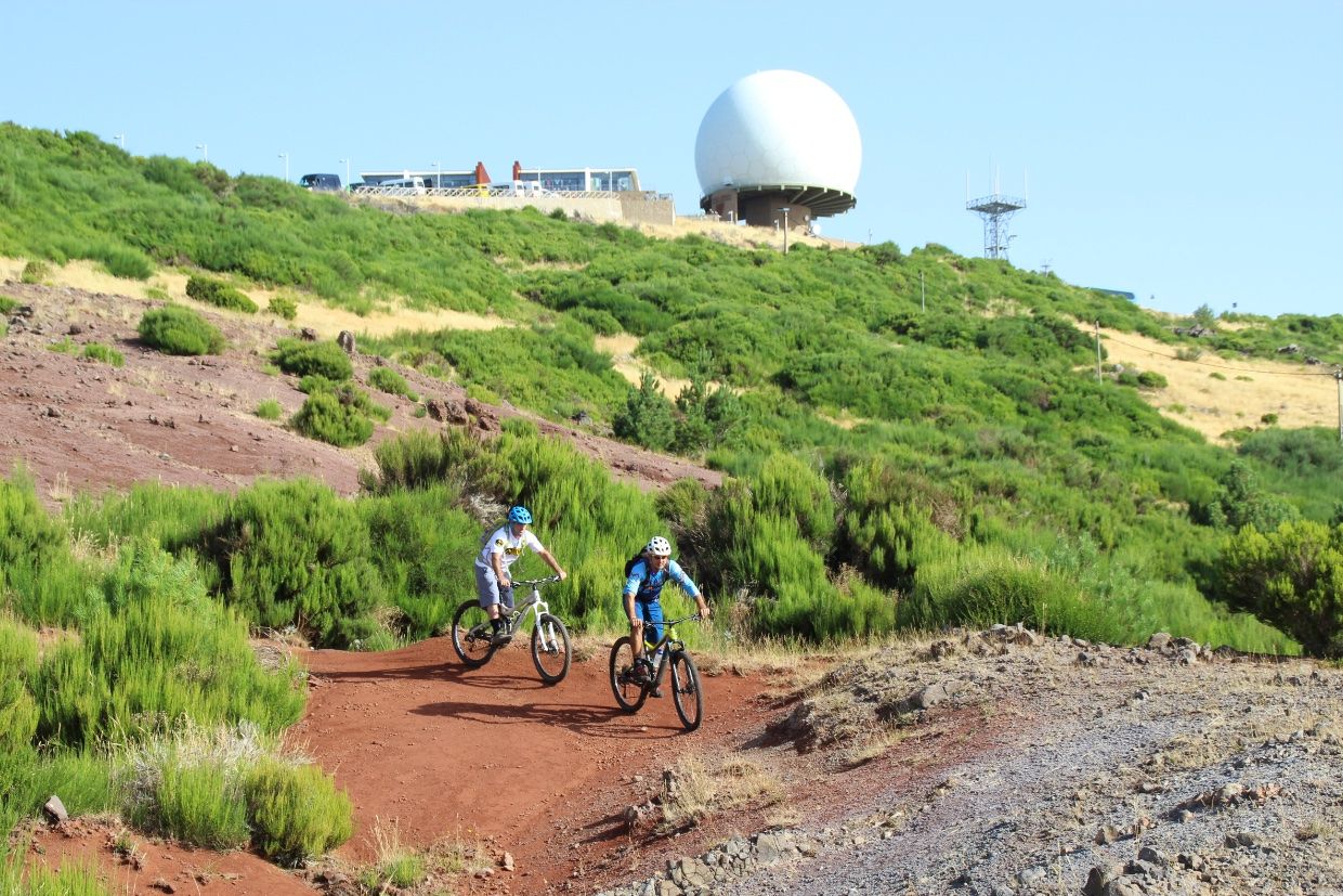 Biker und Guide auf der Abfahrt