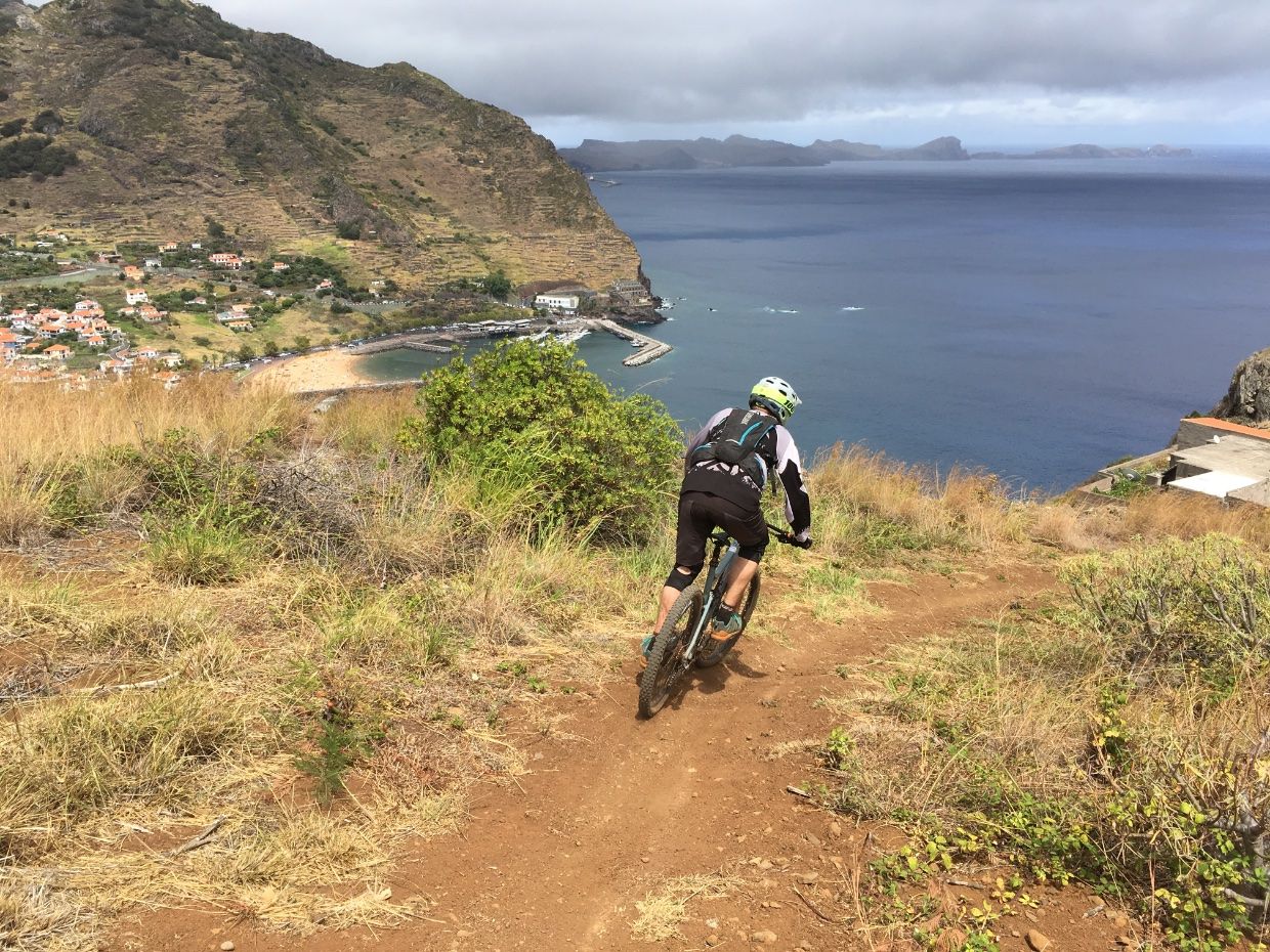 Endurobiker mit Meer im Hintergrund