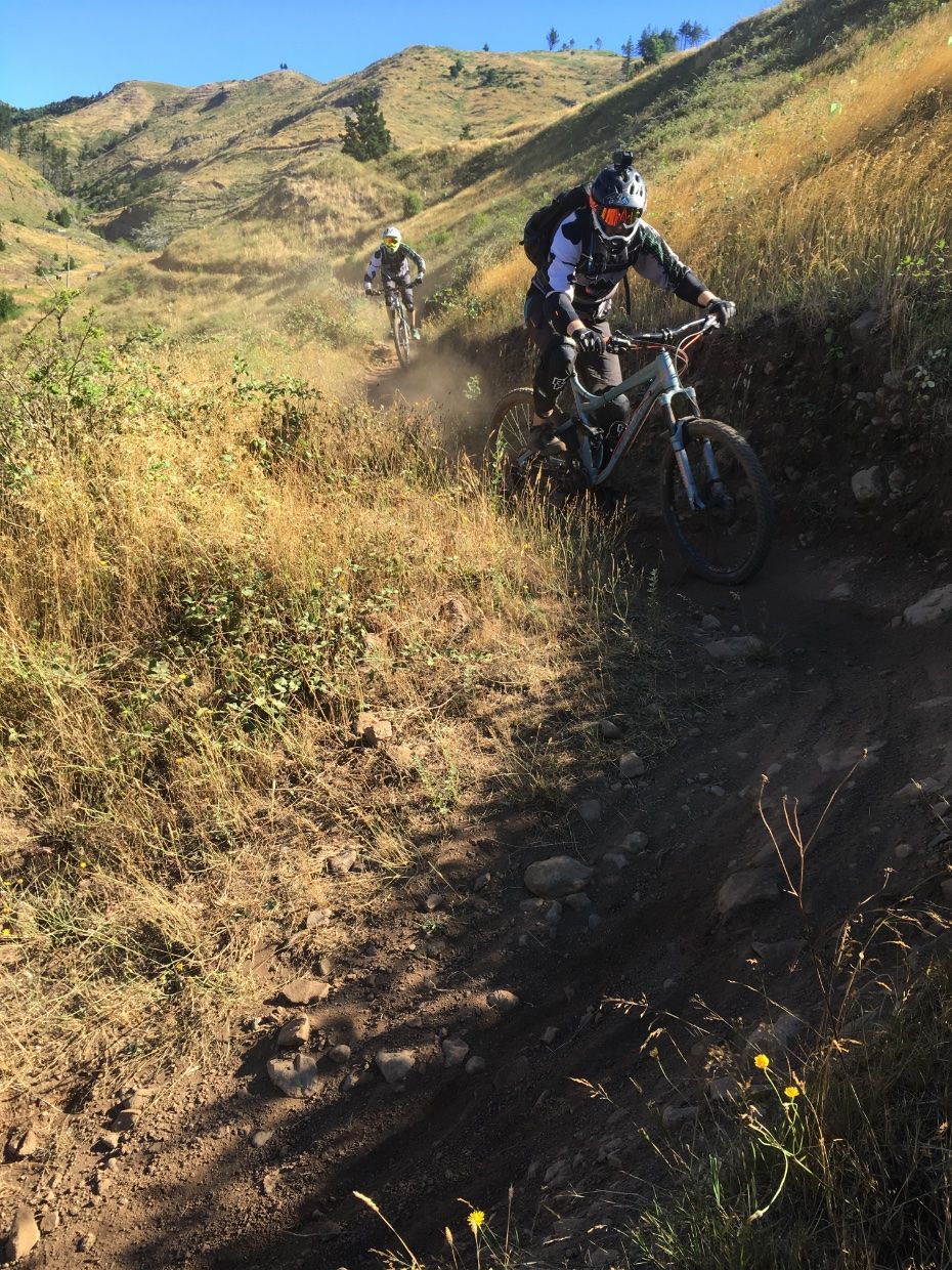 2 Endurobiker auf der Strecke